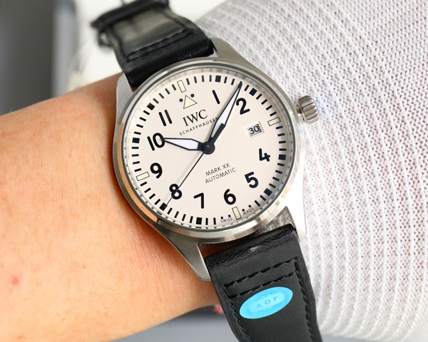 アイ・ダブリュー・シー正面デザイン